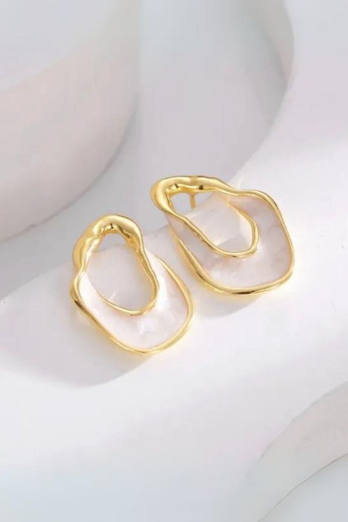 Asimetrik Beyaz Mineli Altın Renk Küpe