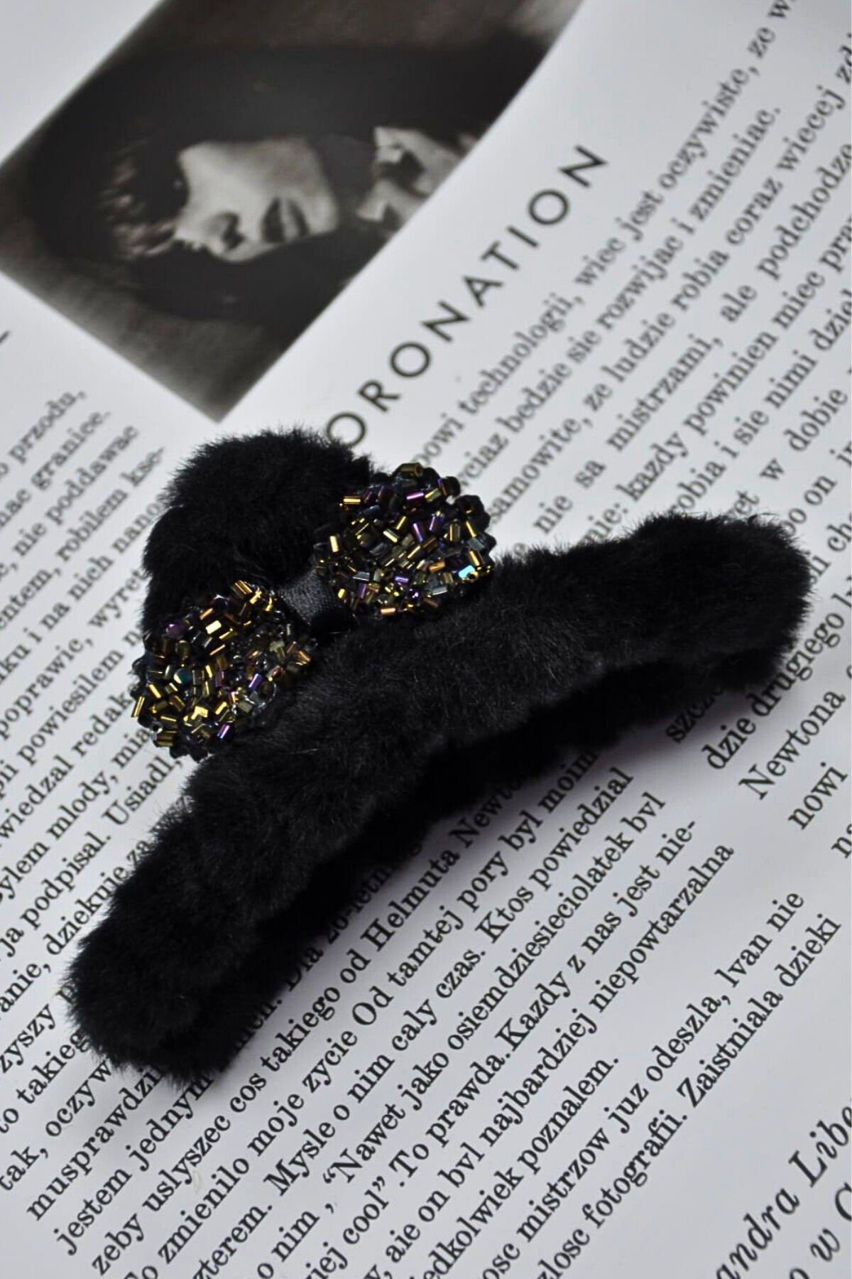 SİYAH PELUŞ MANDAL TOKA FİYONK TAŞ FİGÜRLÜ (11 CM)