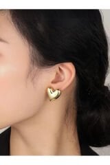 Kadın Küpe Dolu Kalp